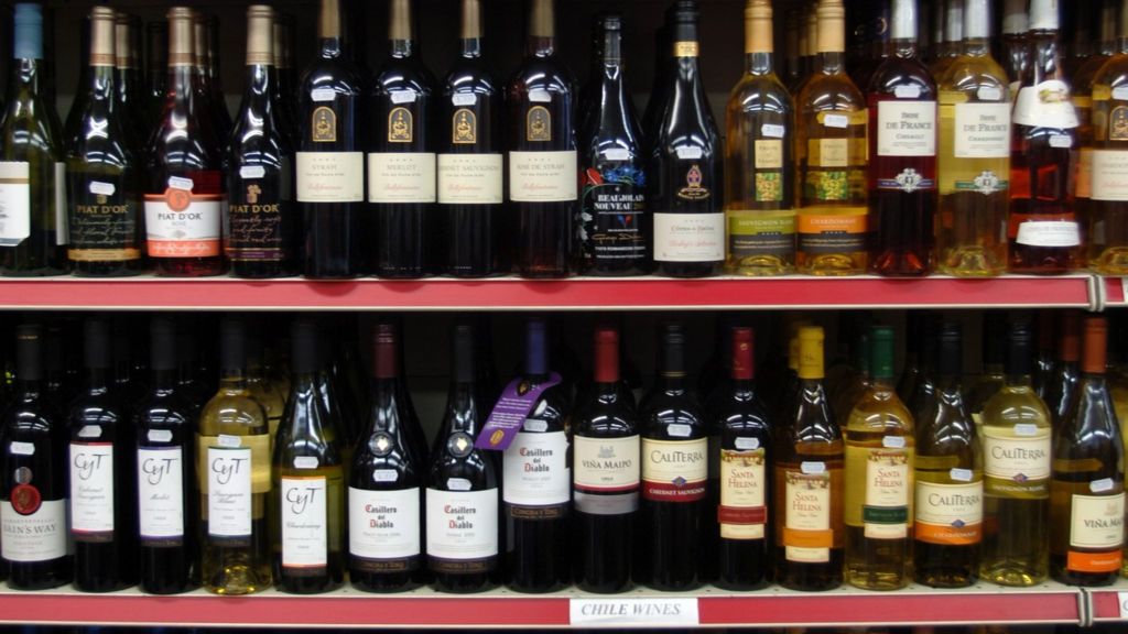 Belfast off licence hit by early morning armed robbery - BBC News - BBC News