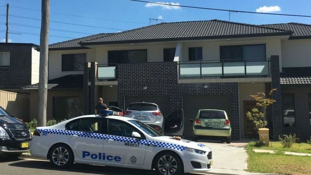Sydney police arrest two in anti-terror raid - BBC News