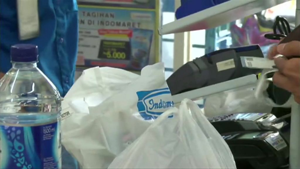 VIDEO: Pulling the plug on plastic bags