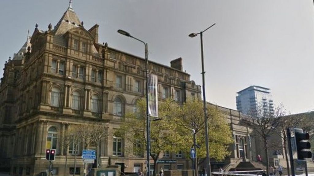 Leeds Art Gallery closes for 'major repairs' to roof - BBC News