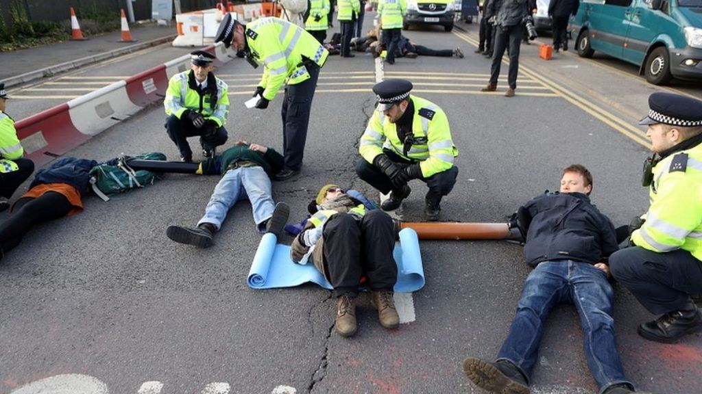 Heathrow expansion: Protesters arrested on M4 spur road