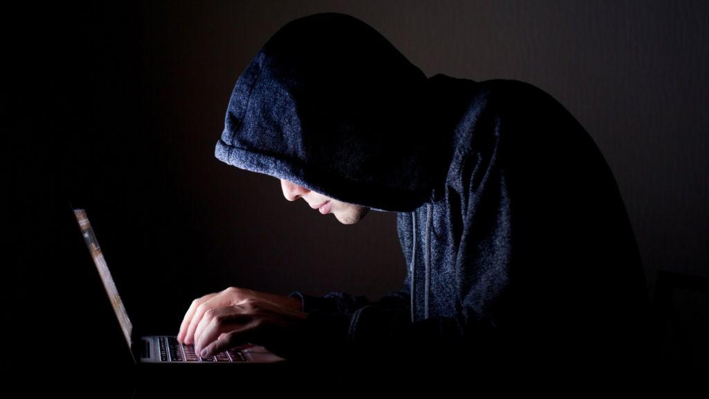 US embassy worker hacked for sex images