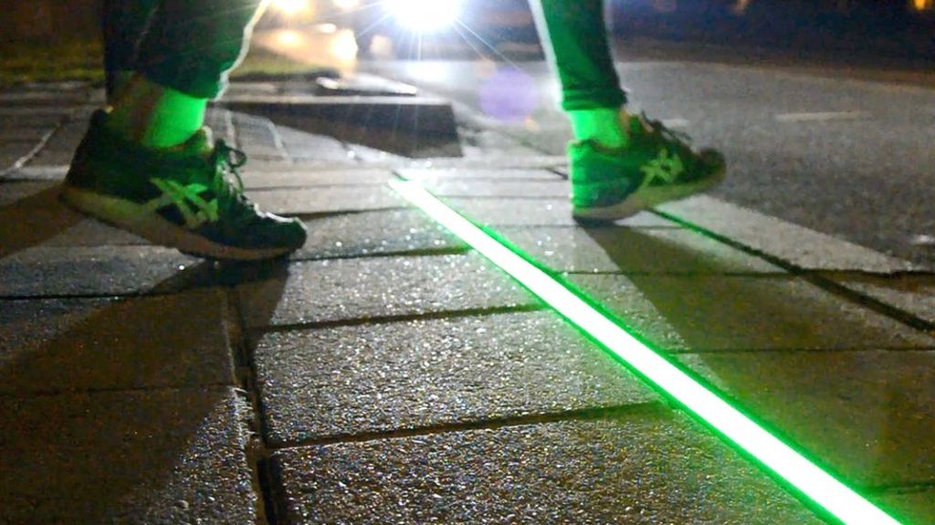 Pavement lights guide 'smartphone zombies'