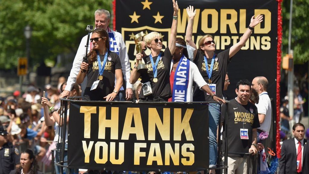 Crowds honour US football heroes