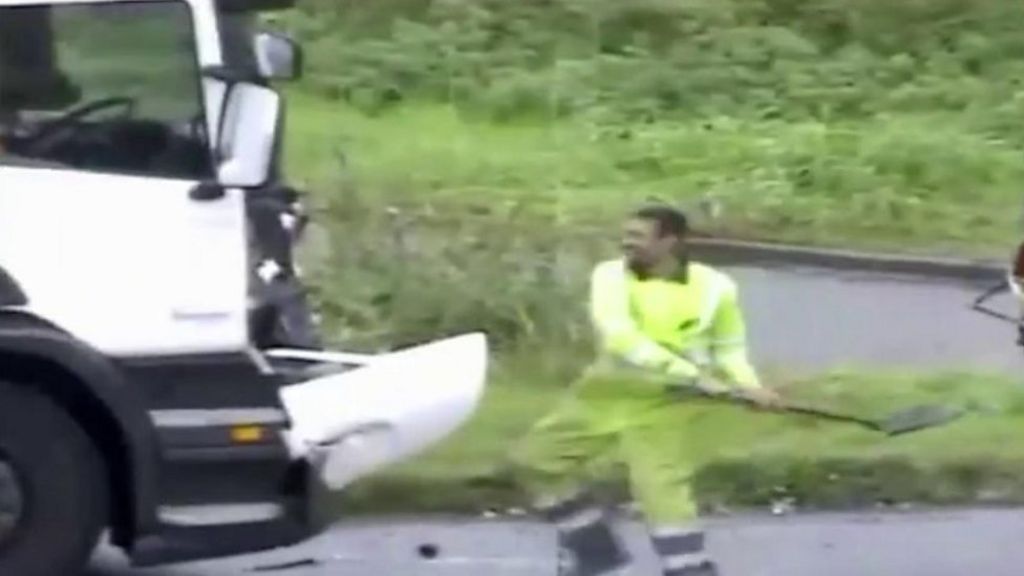 M62 'road rage' driver attacks lorry with shovel