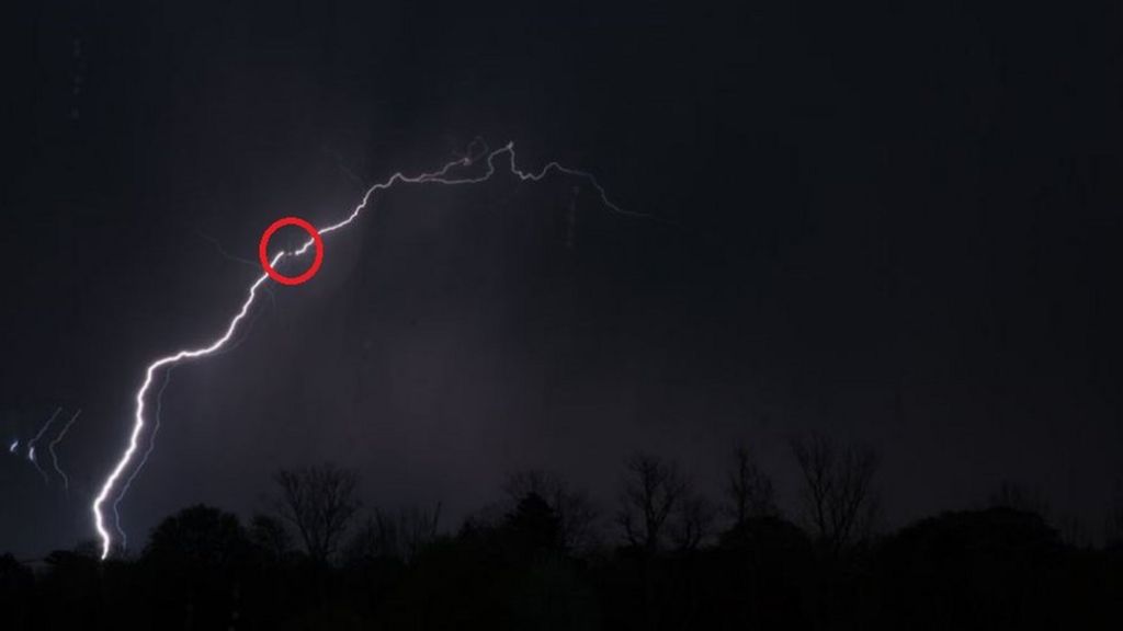 'Loud bangs' as lightning strikes planes over London BBC News