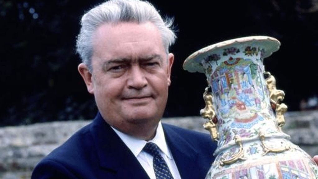 Hugh Scully, former Antiques Roadshow host, dies BBC News