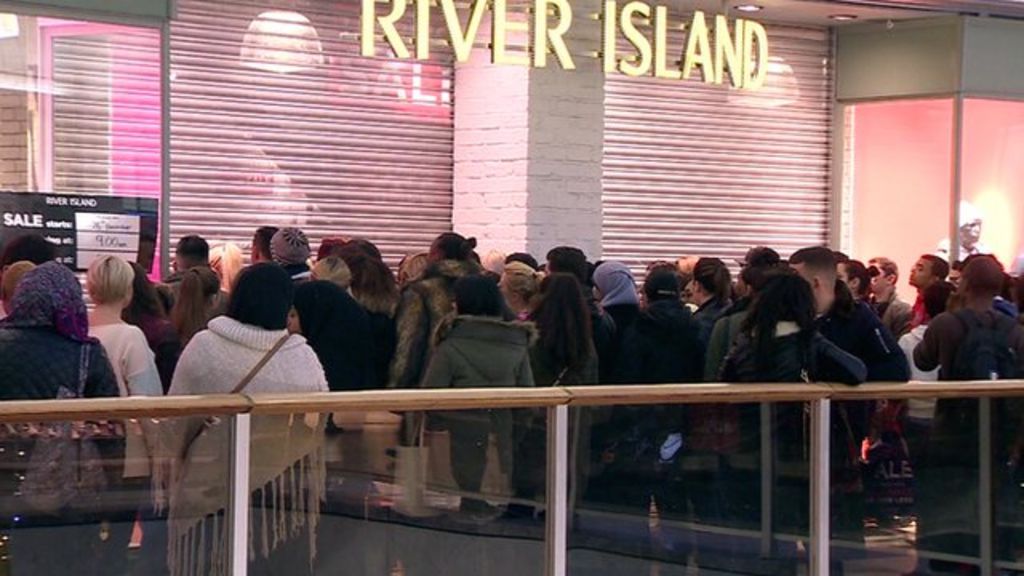 VIDEO: Shoppers queue for Boxing Day sales