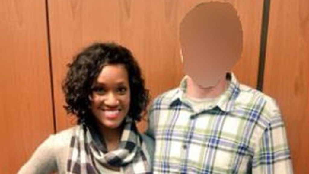 Indianapolis Colts black cheerleader hugs boy who used slur - BBC News