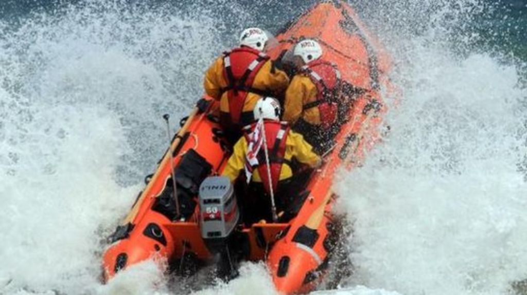 Three rescues for holidaymaker cut off by Cornwall tide - BBC News