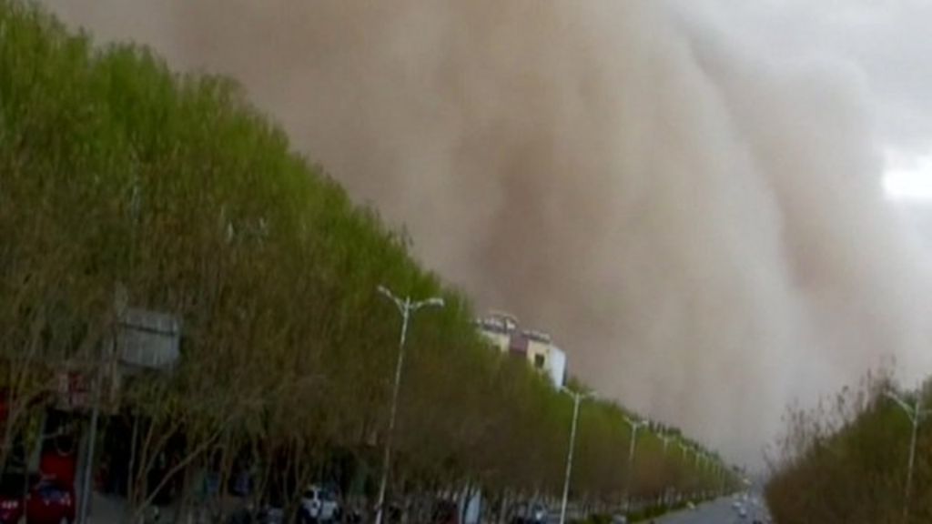 VIDEO: Huge sandstorm hits Chinese province