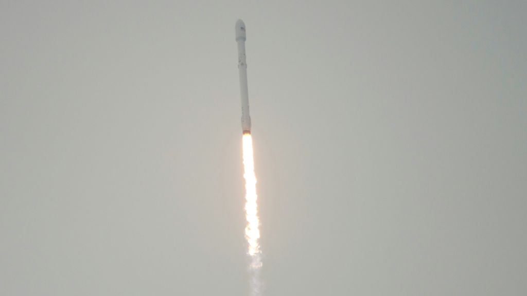 Ocean height mission blasts off