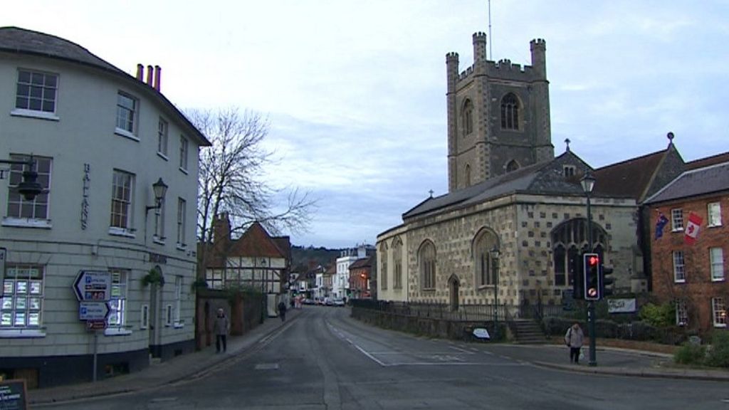 Town challenges Heathrow aircraft noise