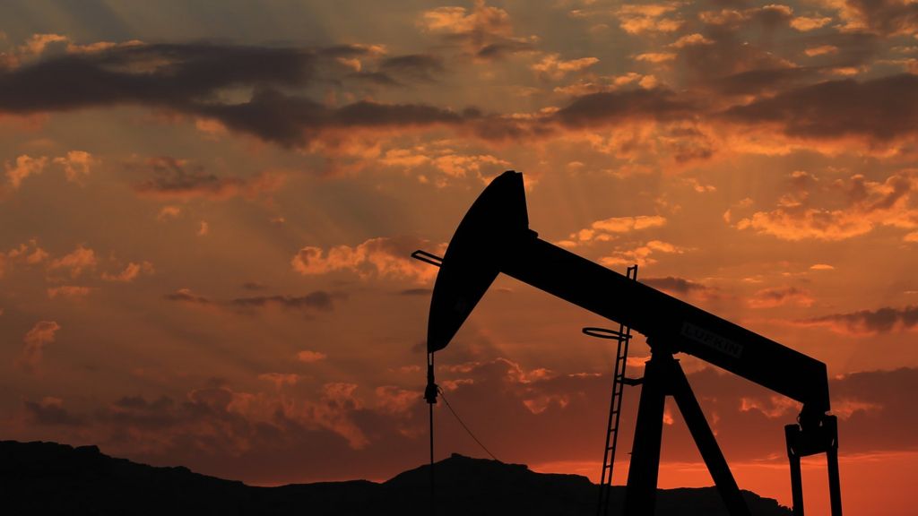 Oil price fall 'good for UK economy'