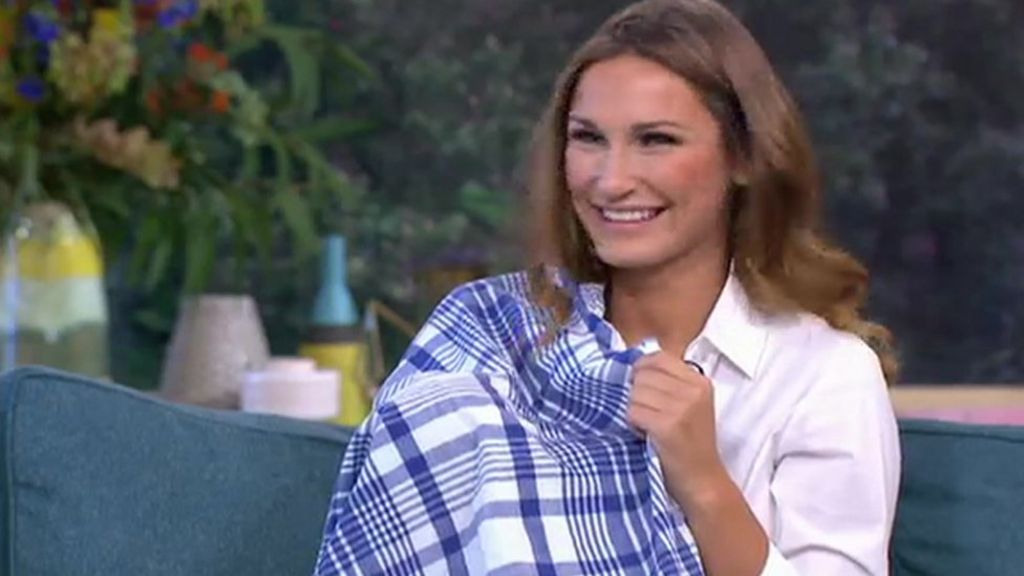 Sam Faiers: Ex-Towie star praised for breastfeeding on live TV