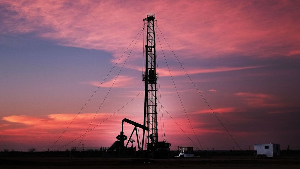 US lifts 40-year ban on oil exports