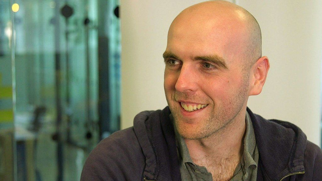 Simon Wheatcroft runs blind with help of a phone app