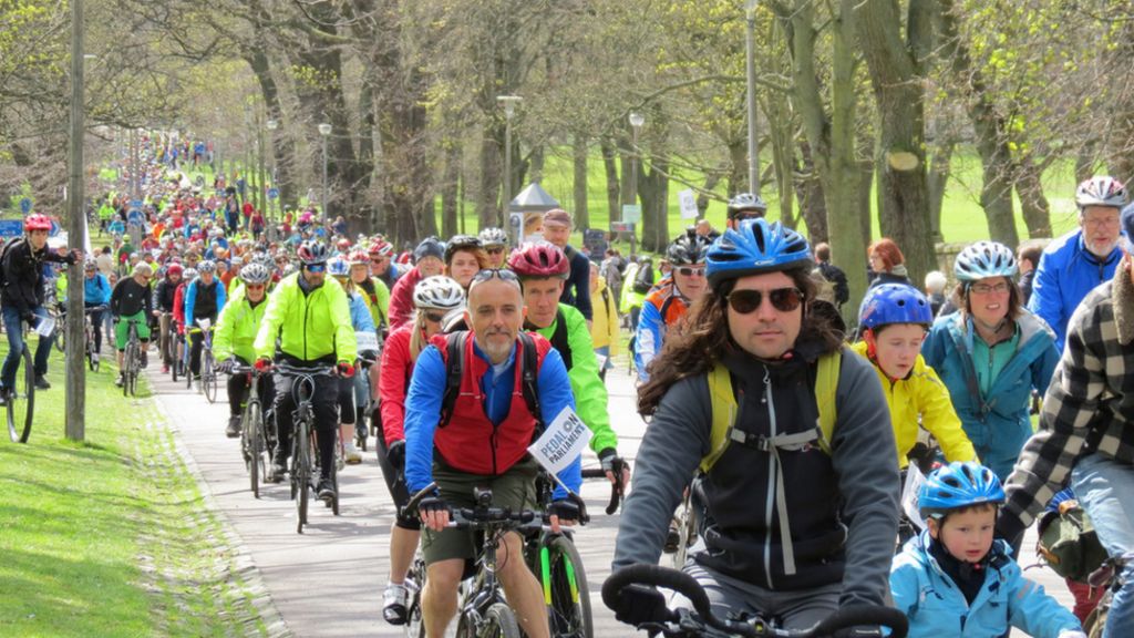 Thousands take part in cycling demo