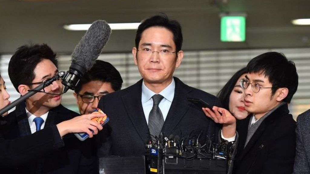 Samsung chief in second grilling over corruption claims