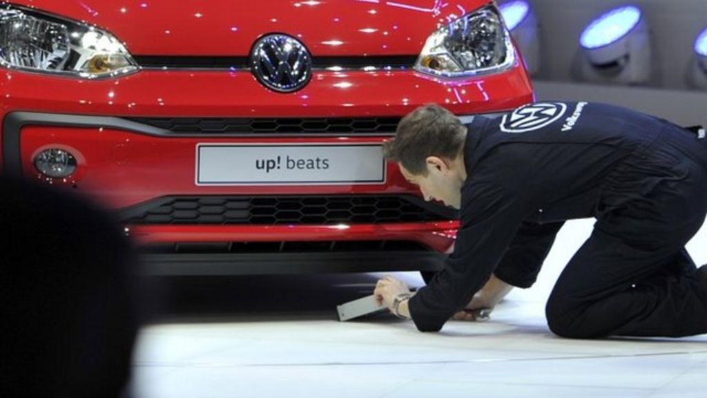 VIDEO: Prankster disrupts VW motor show speech