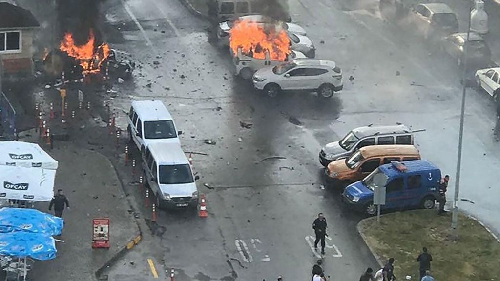 تفجير وهجوم أمام محكمة في إزمير غربي تركيا والأمن يقتل مهاجمين اثنين - BBC Arabic