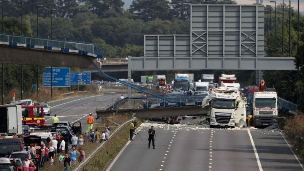M20 motorway shut after lorry crash causes bridge collapse