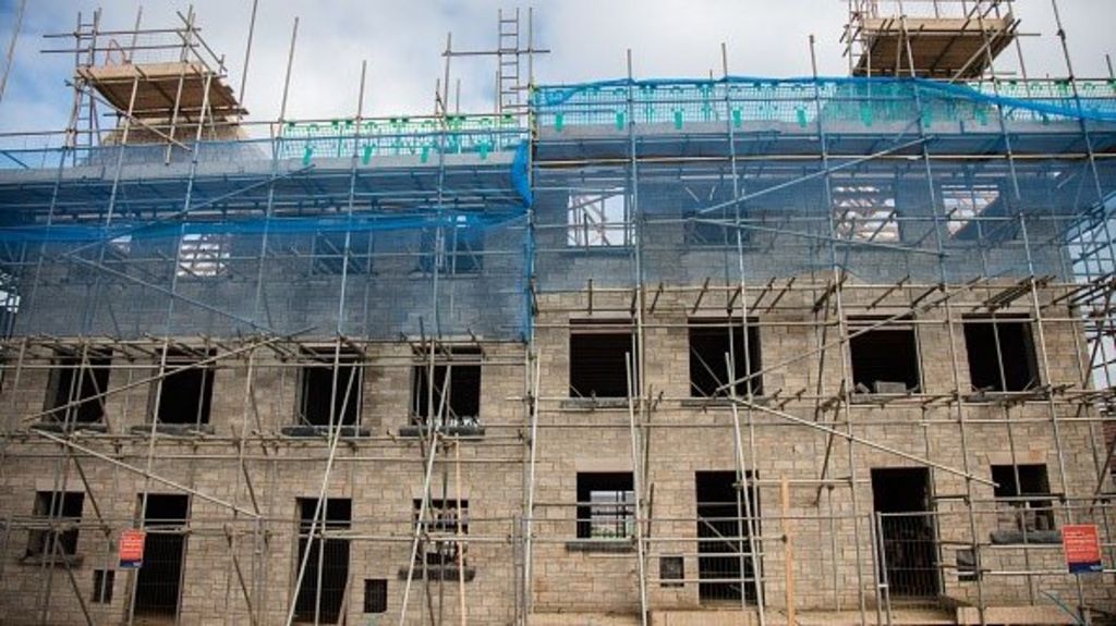 UK economy grows 0.5% in fourth quarter