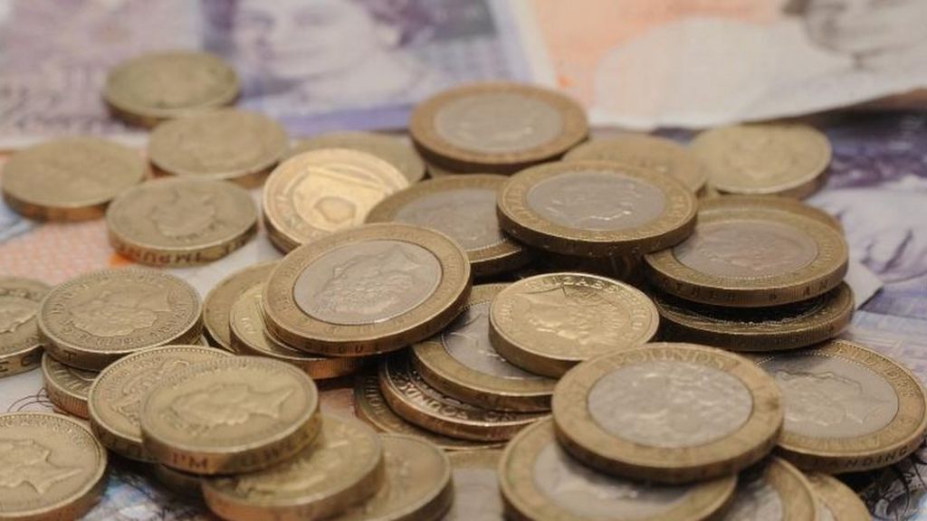 Pound falls as Theresa May indicates Brexit date