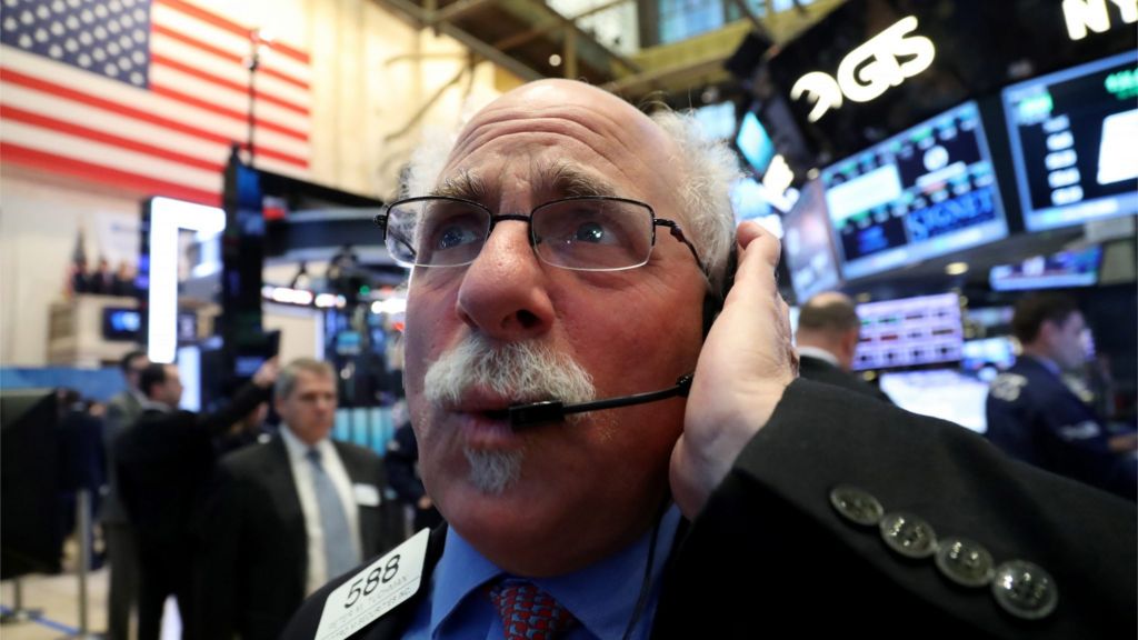 Dow rises to a fresh record close