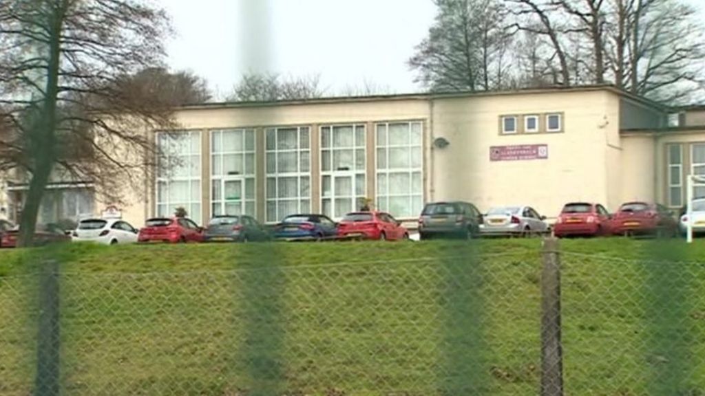 Ysgol Llangennech Carwyn Jones yn galw am bwyllo BBC Cymru Fyw