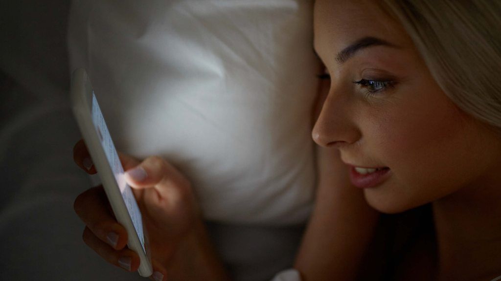 How people use their phones in bed