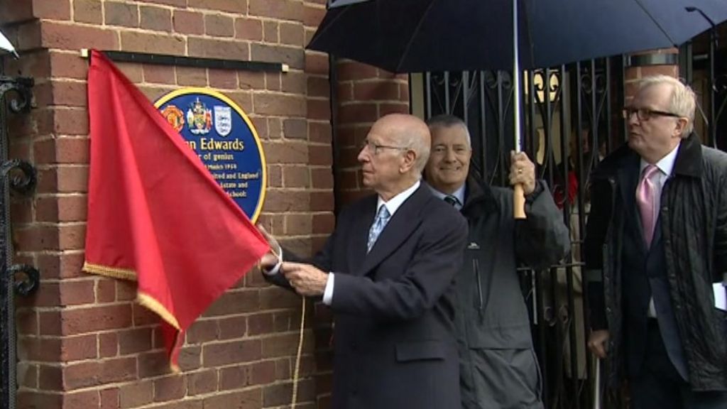 Sir Bobby Charlton unveils Duncan Edwards plaque in Dudley