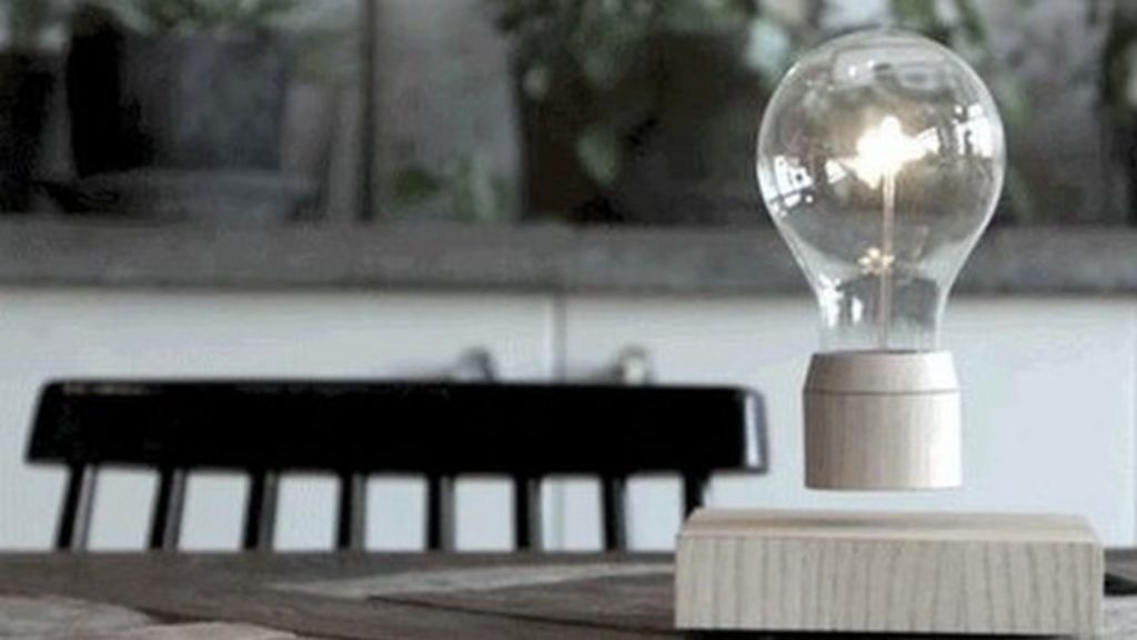 VIDEO: Lightbulb floats and spins in mid-air