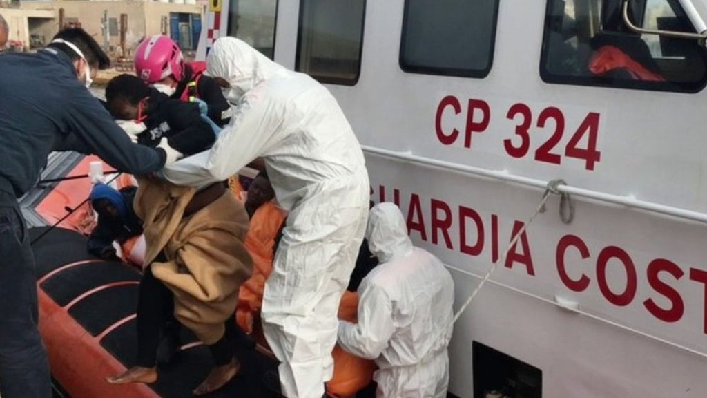 Scores missing after migrant boat sinks