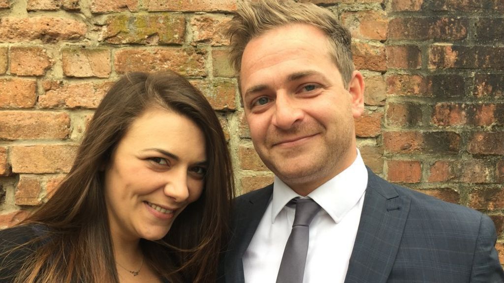 Couple pay thousands for 'social media wedding'