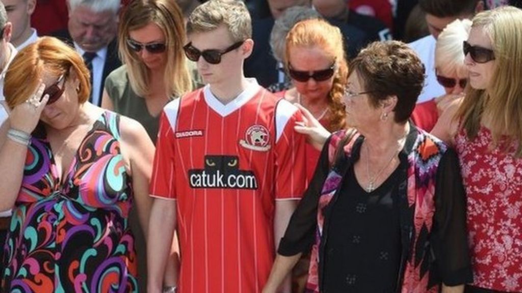 Silence held to honour Tunisia dead