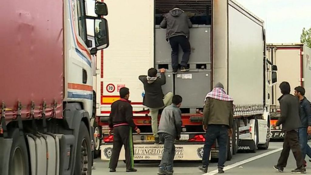VIDEO: Migrants jump on lorries at Calais
