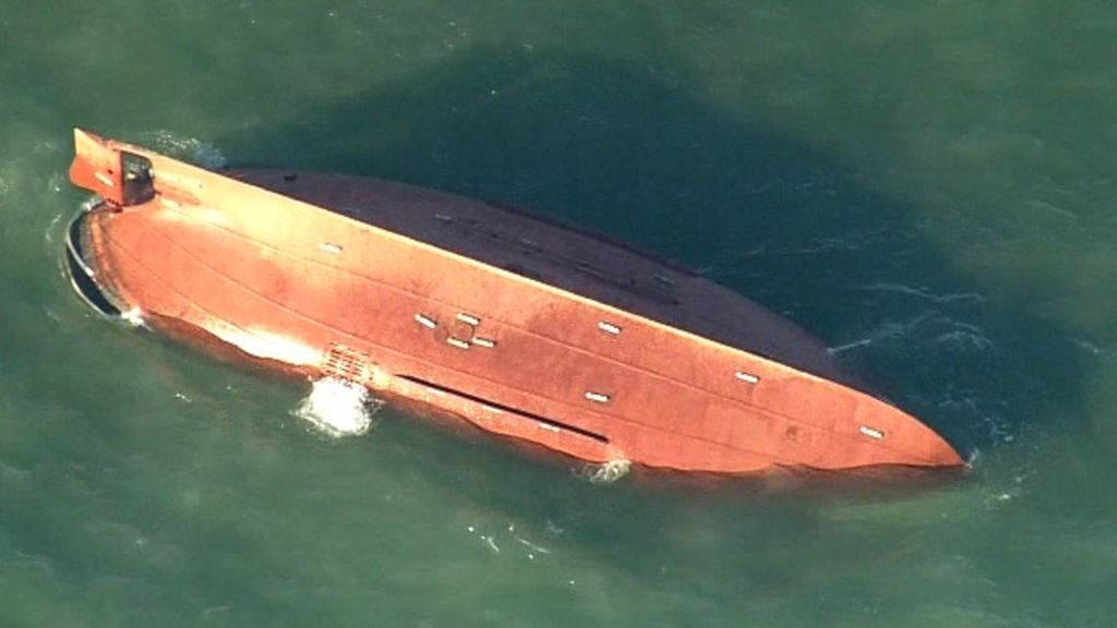 Channel fishing boat capsize: Rescued crewman dies - BBC News