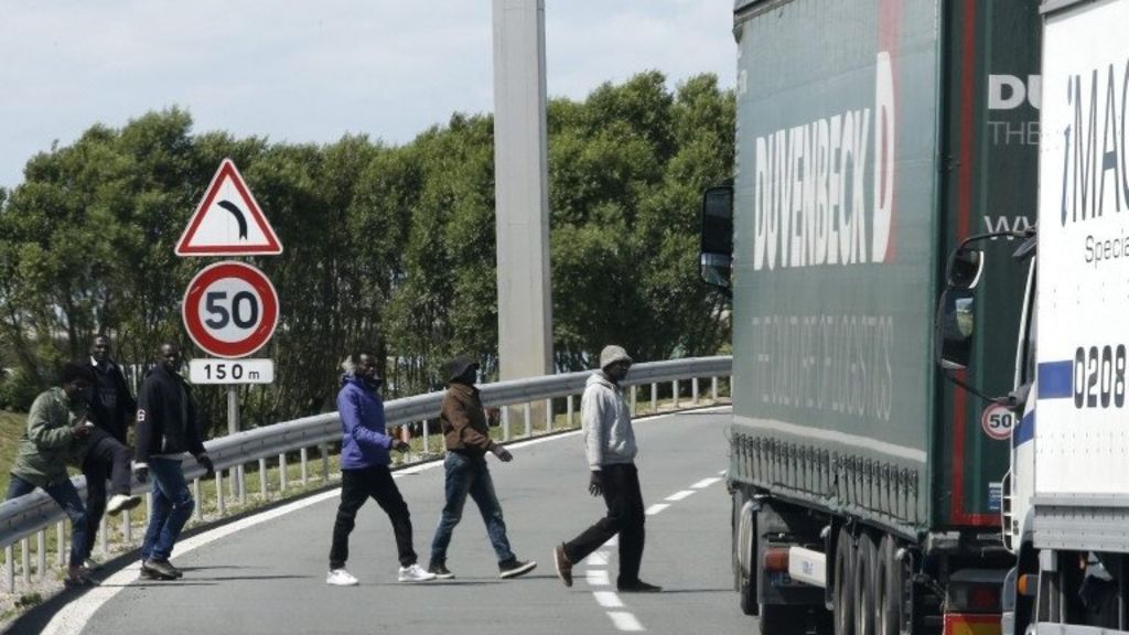 Calais migrant crisis: France sends extra police to Channel Tunnel - BBC News