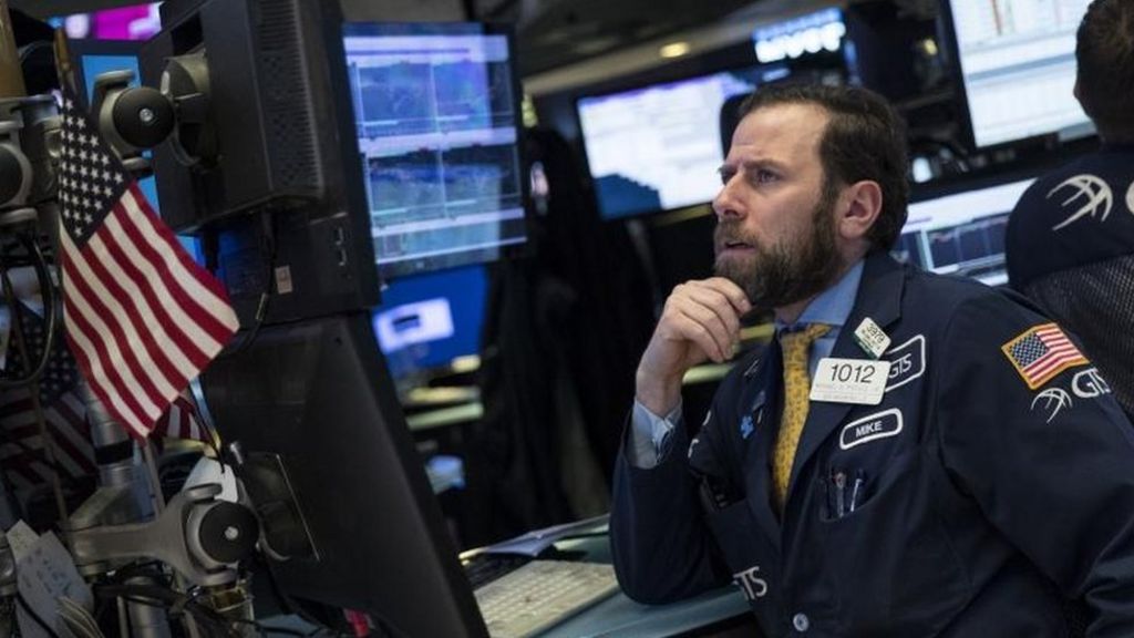 US shares mixed as dollar gets boost