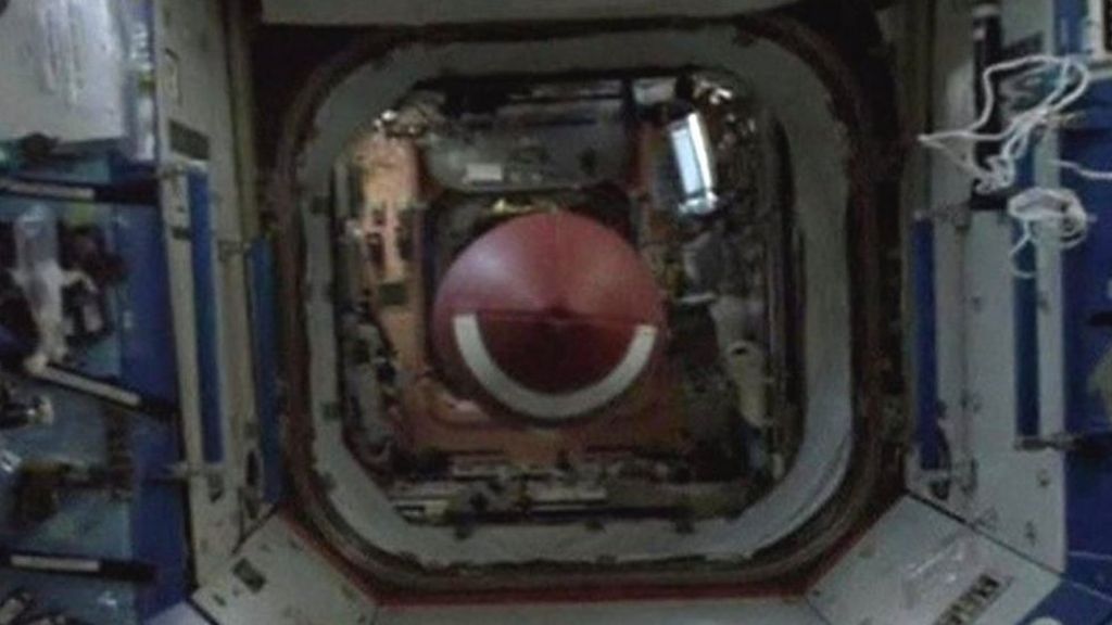 Super Bowl: Astronaut throws football '564,644 yards'