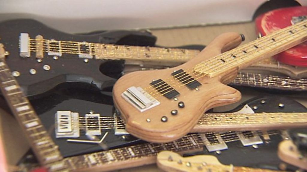 2,000 guitars in mini scale