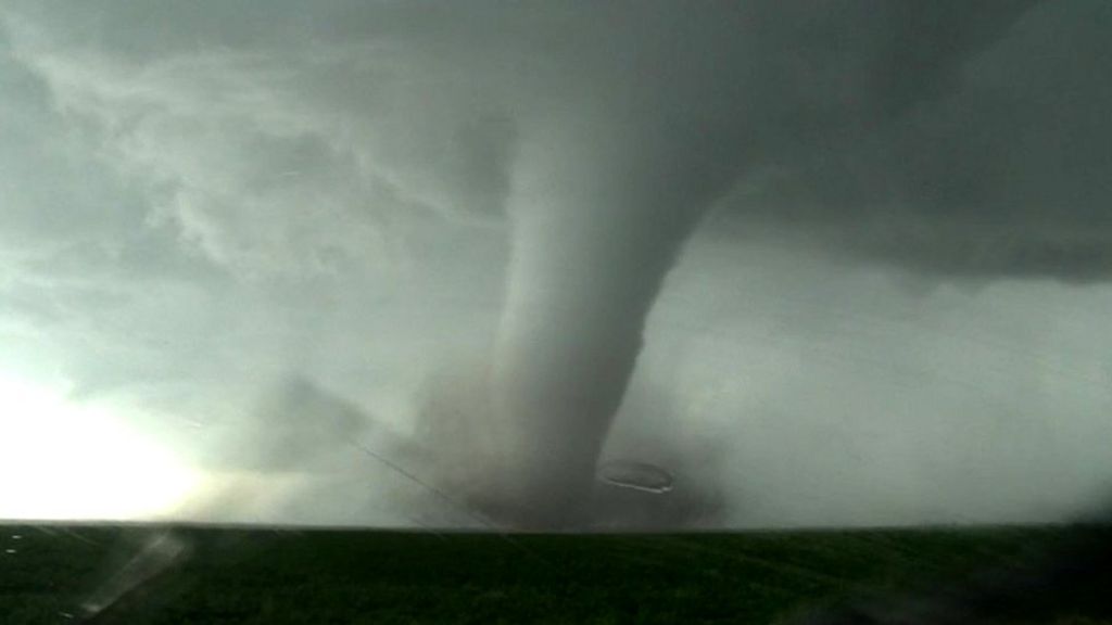 VIDEO: Storm-chasers film Kansas tornados