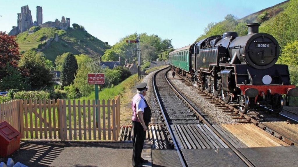 Swanage Railway: First cross-country train on restored track