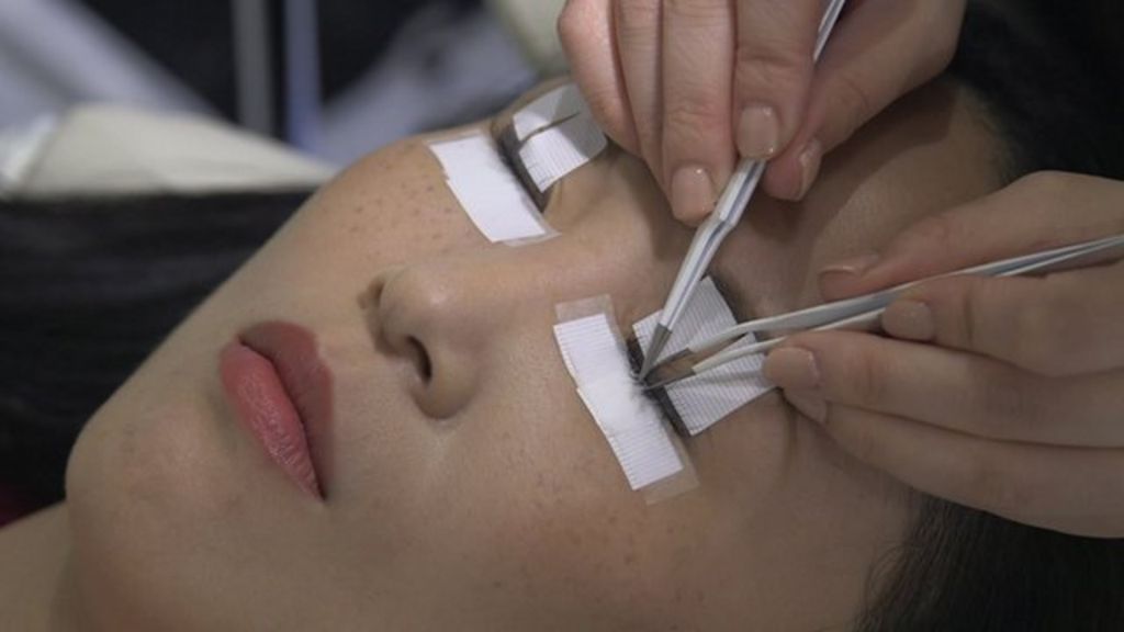The dangers of eyelash extensions in Japan BBC News