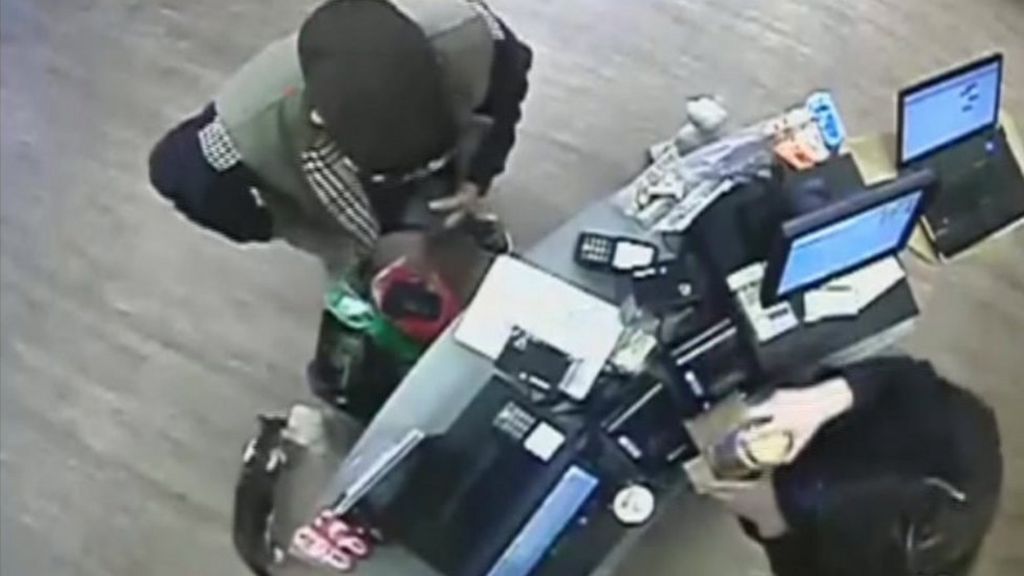 VIDEO: CCTV shows cat 'trying to foil thief'