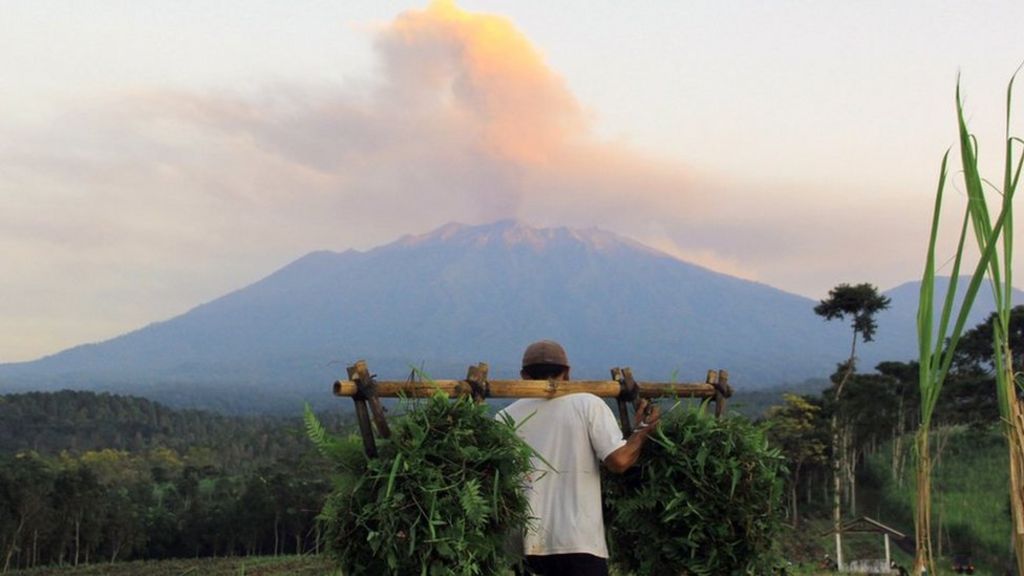 Ash cloud grounds Bali-bound flights