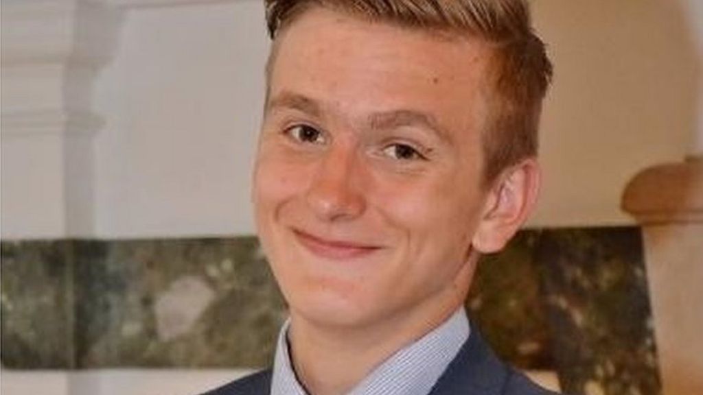 Croydon tram crash: First victim named as Dane Chinnery - BBC News