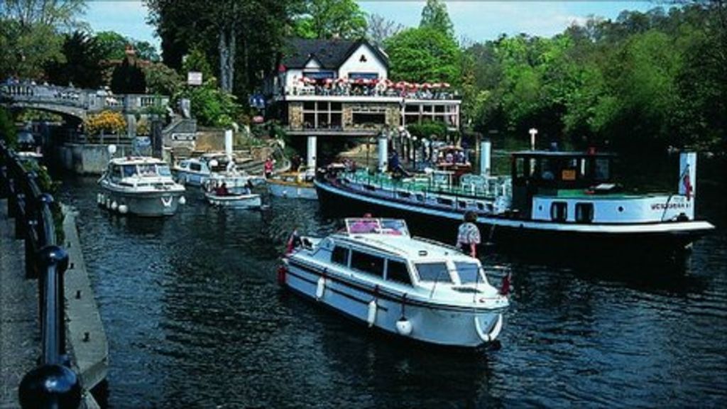Illegal moorings 'ruining' Boulters Lock in Maidenhead BBC News