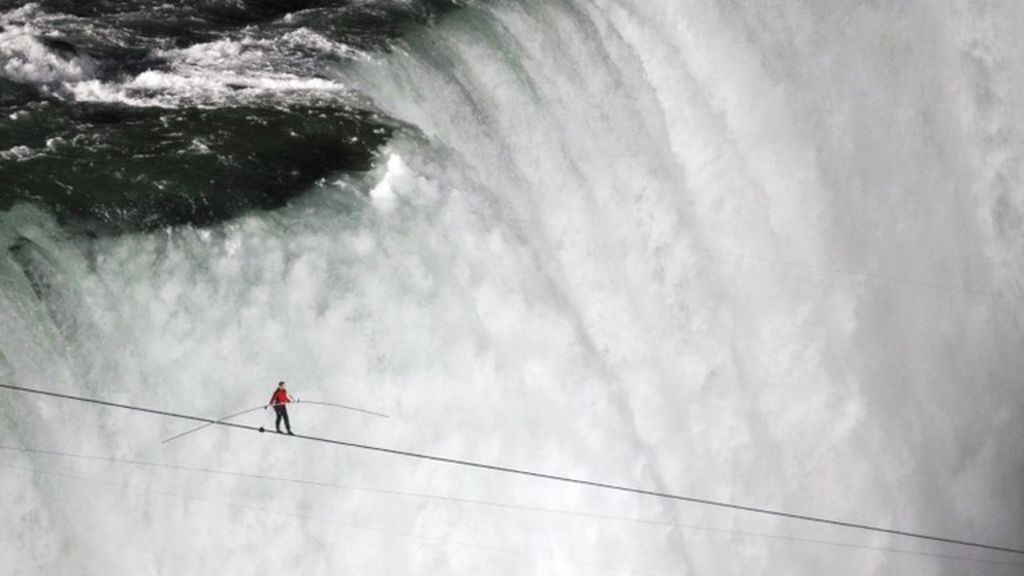 Nik Wallenda completes Niagara Falls tightrope walk BBC News